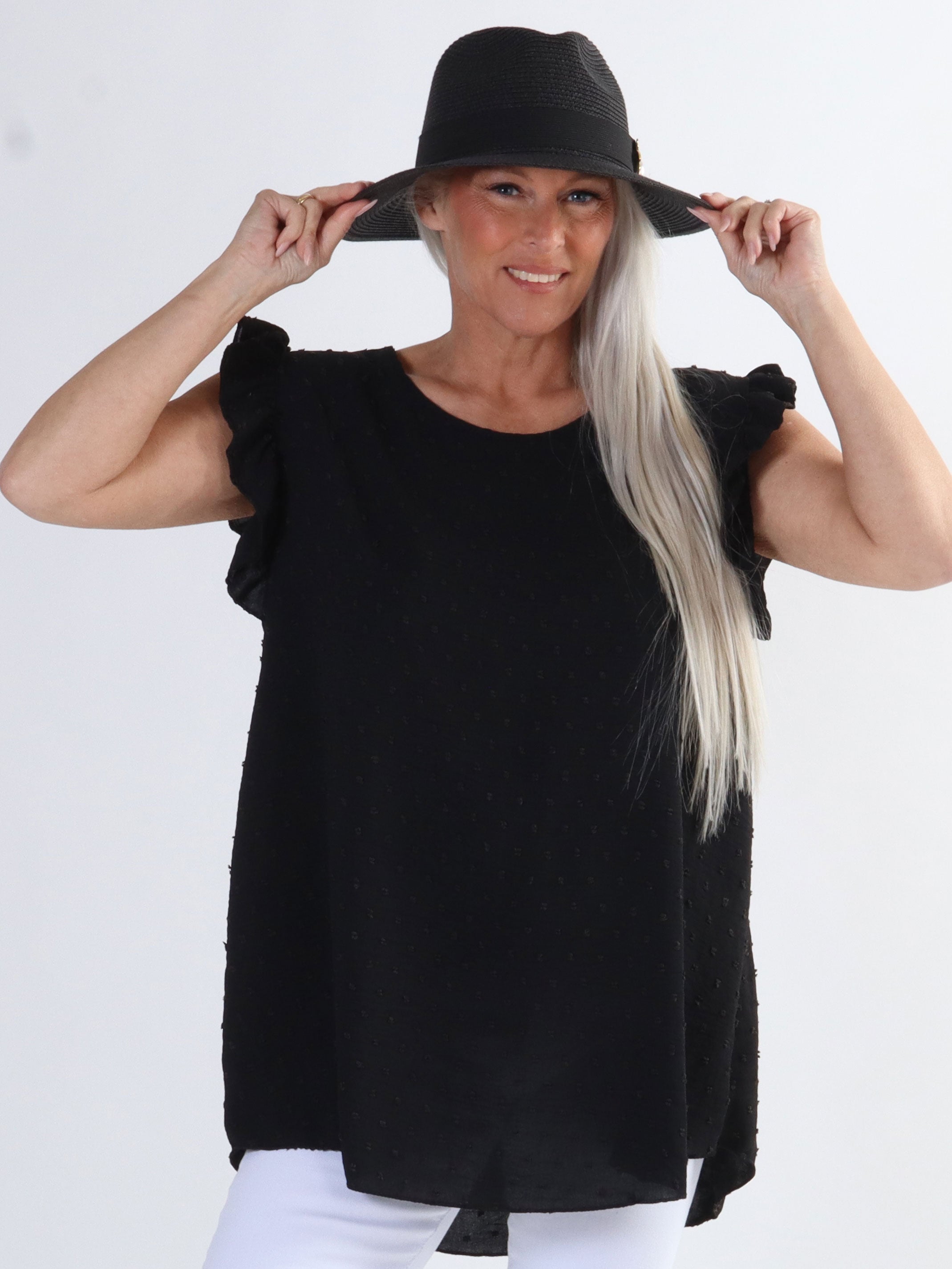 Evig - Söt plus size tunika med prickar och volangärmar